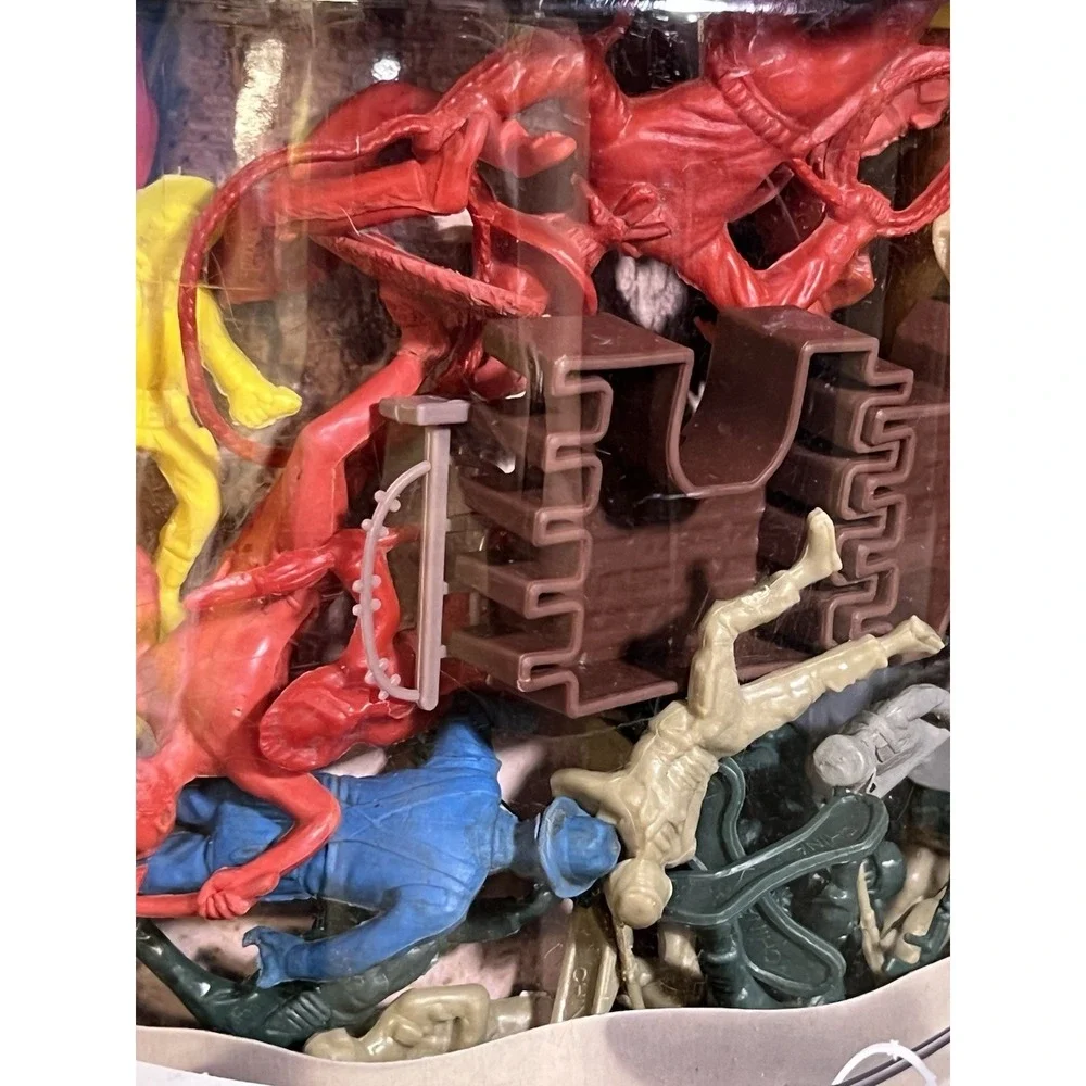 PLAY ZONE BUCKET SET 100 PIECES MILITARY TOYS (1896)‎